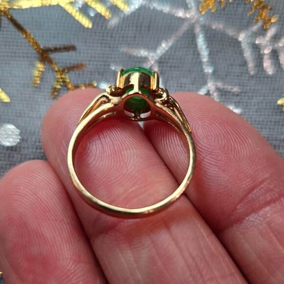 Elegant Jade Oval Ring with 6 Diamond Accents, Size 4 - Picture 4 of 10